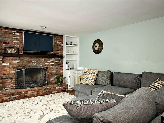 4th image of 210 Glen Oak Dr