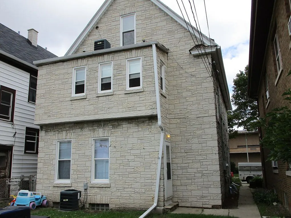 2 bed, 1060 sqft, $1,350 — Photo 2
