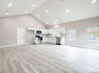 908 Plum St, Floresville, TX 78114