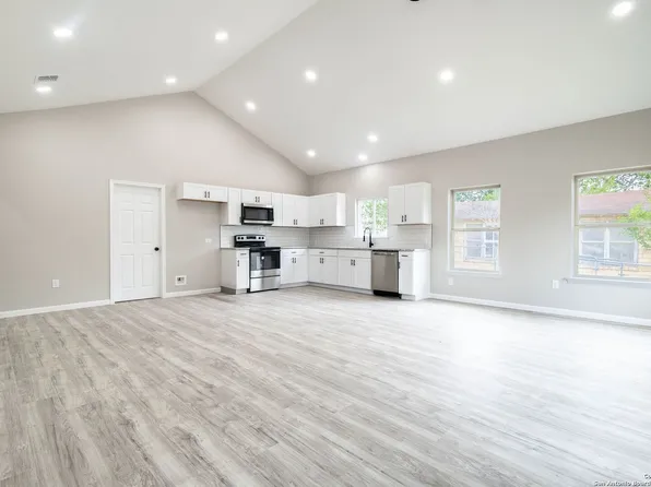 908 Plum, Floresville, TX 78114