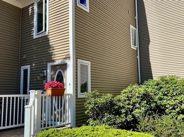 53 Pointe Rok Dr #53, Worcester, MA 01604