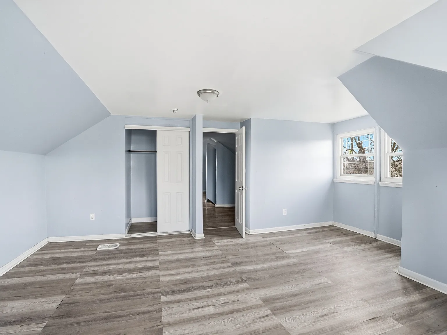 5 bed, 1900 sqft, $2,395 — Photo 4