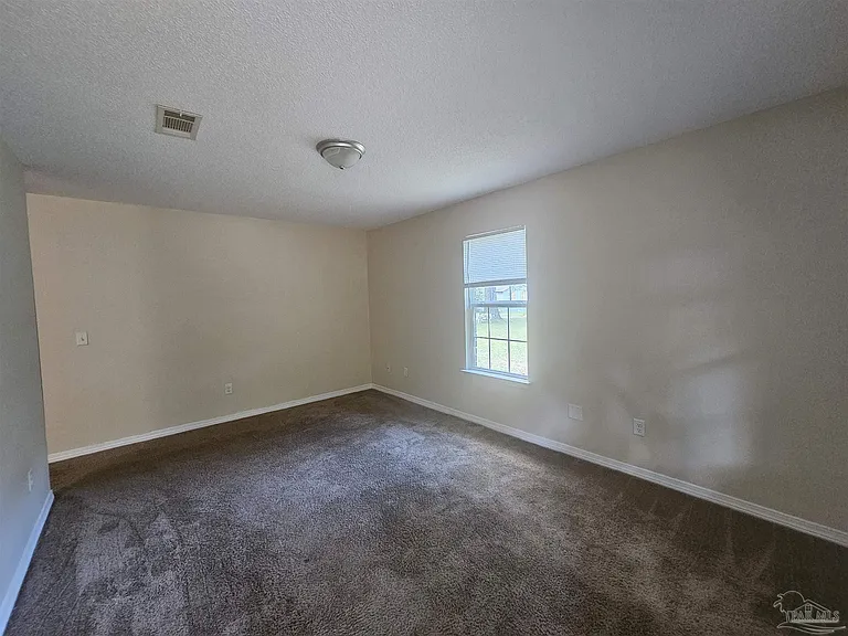 2040 E Roberts Rd — Photo 2
