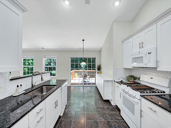 5th image of 529 Dogwood Creek Pl