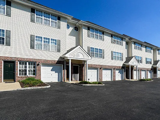 Mews at Annandale Townhomes — Photo 22