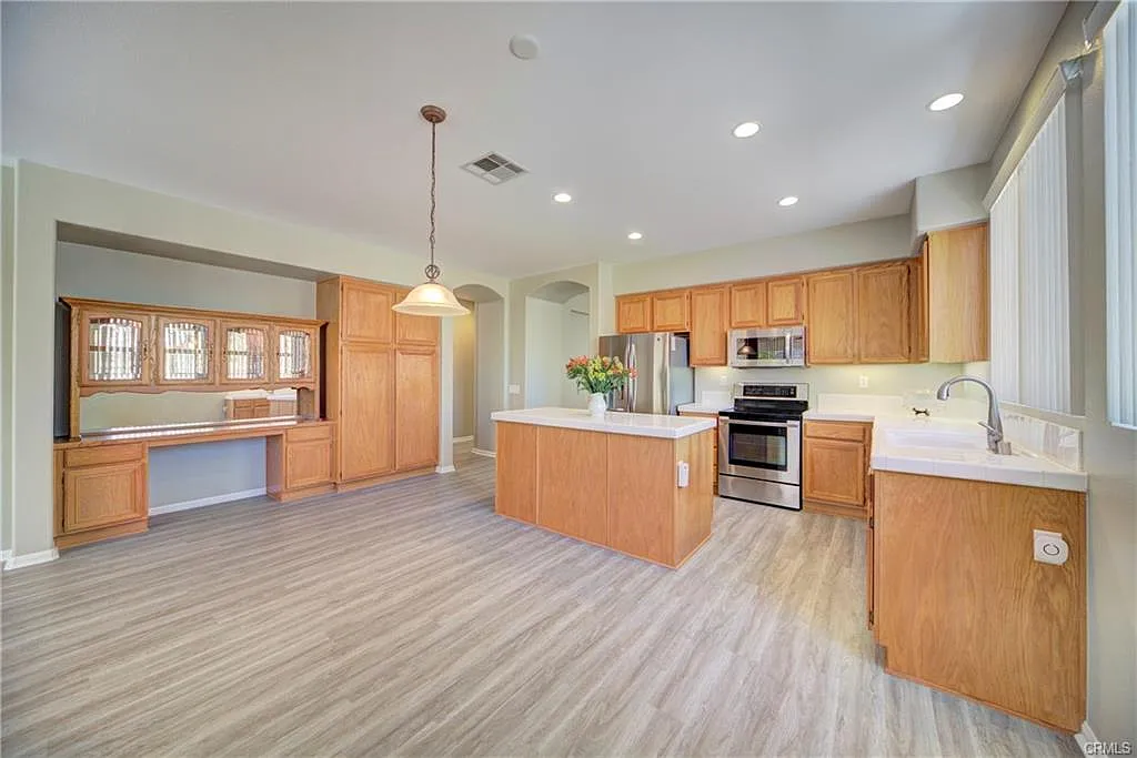 3 bed, 2110 sqft, $3,350 — Photo 2