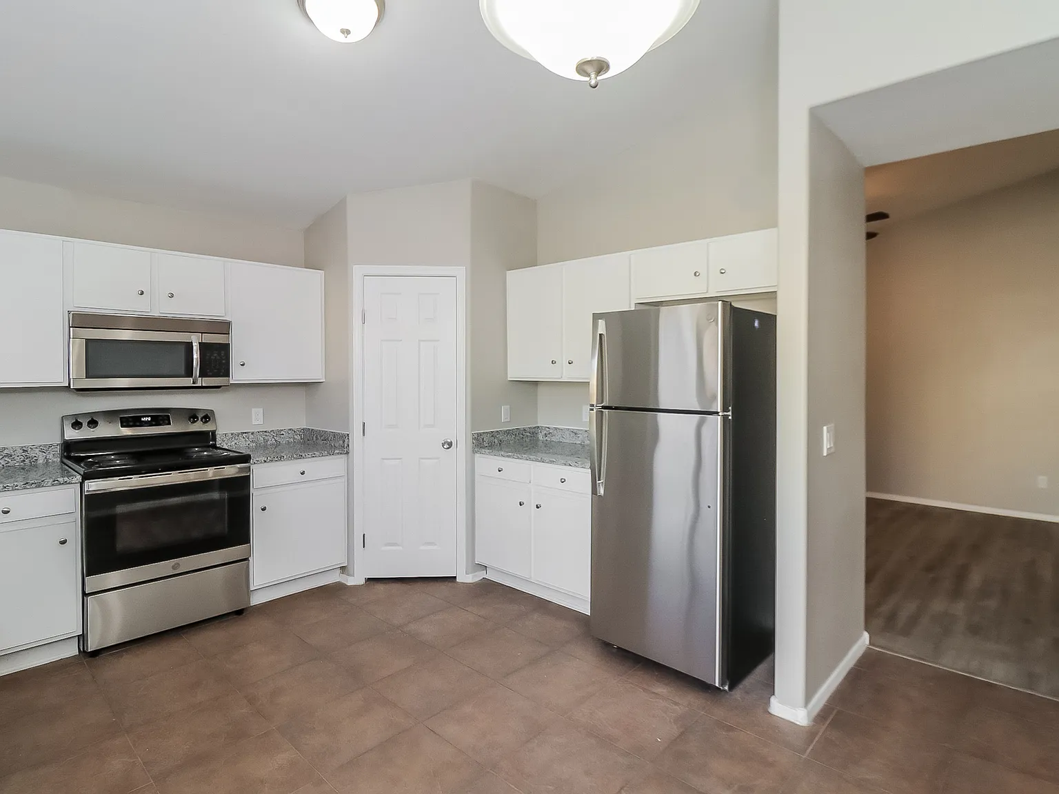 3 bed, 1090 sqft, $2,075 — Photo 4