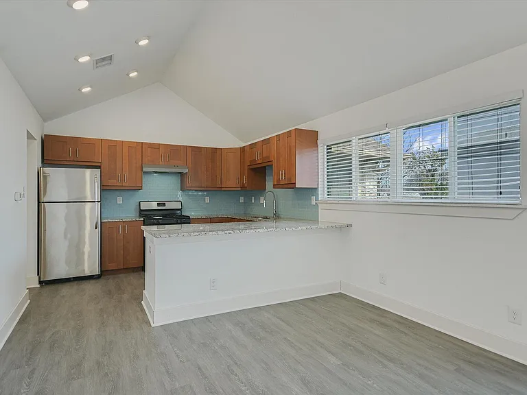 1311 E 52nd St #2 — Photo 4