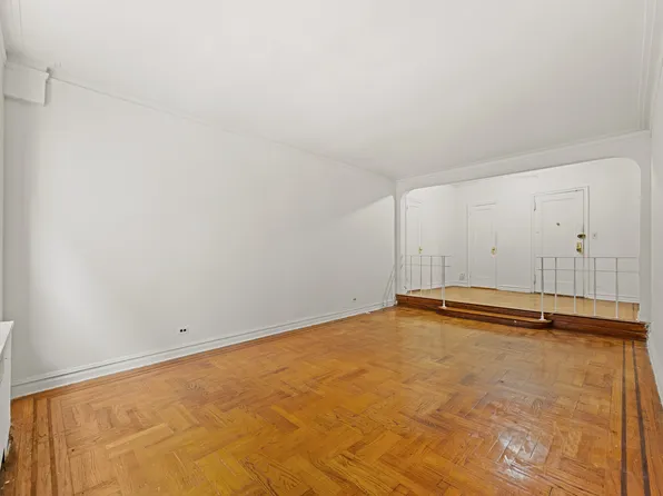 601 Pelham Parkway North image 10 of 22