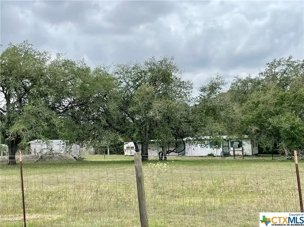 166 Scenic Loop Dr, Goliad, TX 77963