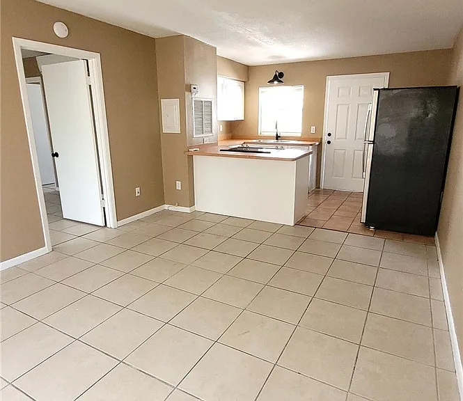 241 S Commerce Ave #202 — Photo 4