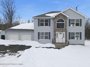 959 Cricket Ln, Long Pond, PA 18334