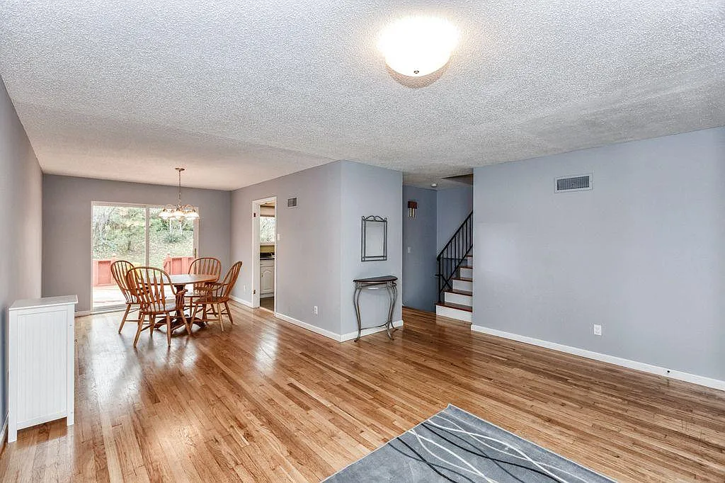 3 bed, 1260 sqft, $2,100 — Photo 4