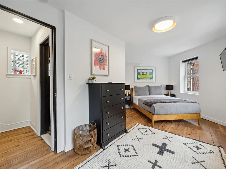 112 W Wildey St — Photo 1
