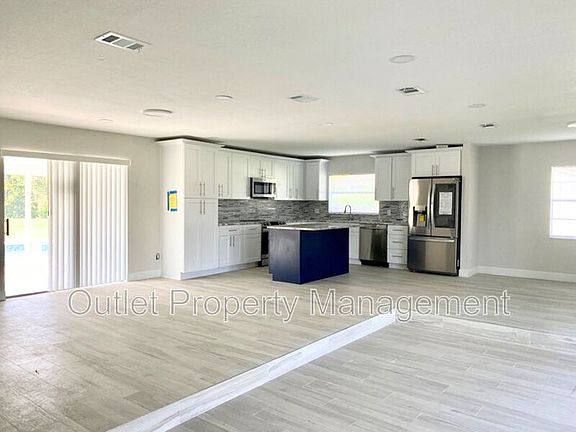 2nd image of 585 Queens Mirror Cir