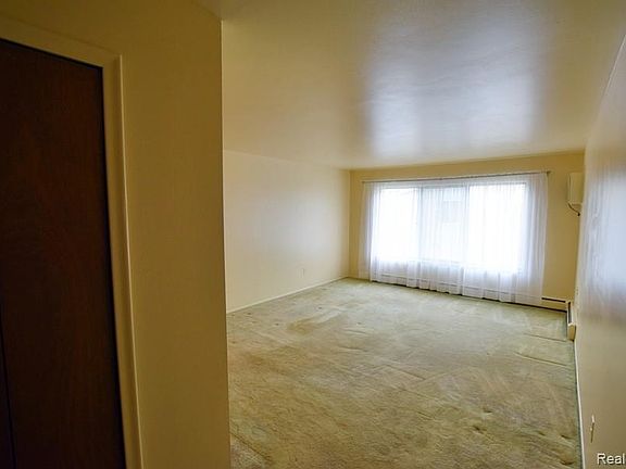 3rd image of 21390 Beaconsfield St