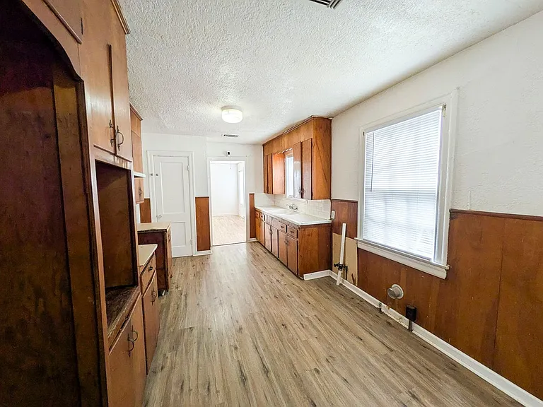 1810 Roberts St — Photo 9
