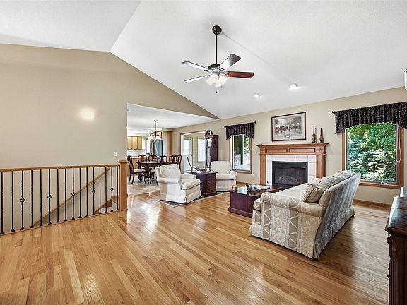 3rd image of 300 N 15th Ave