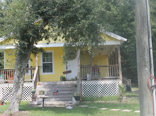 522 Meadow Ln, Waveland, MS 39576