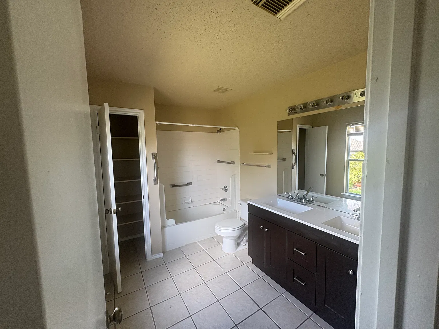 3 bed, 2.5 bath, 2195 sqft, $1,650 — Photo 4