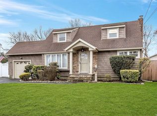 86 Westwood Rd N, Massapequa Park, NY 11762