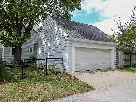 5th image of 1128 Benjamin Ave SE