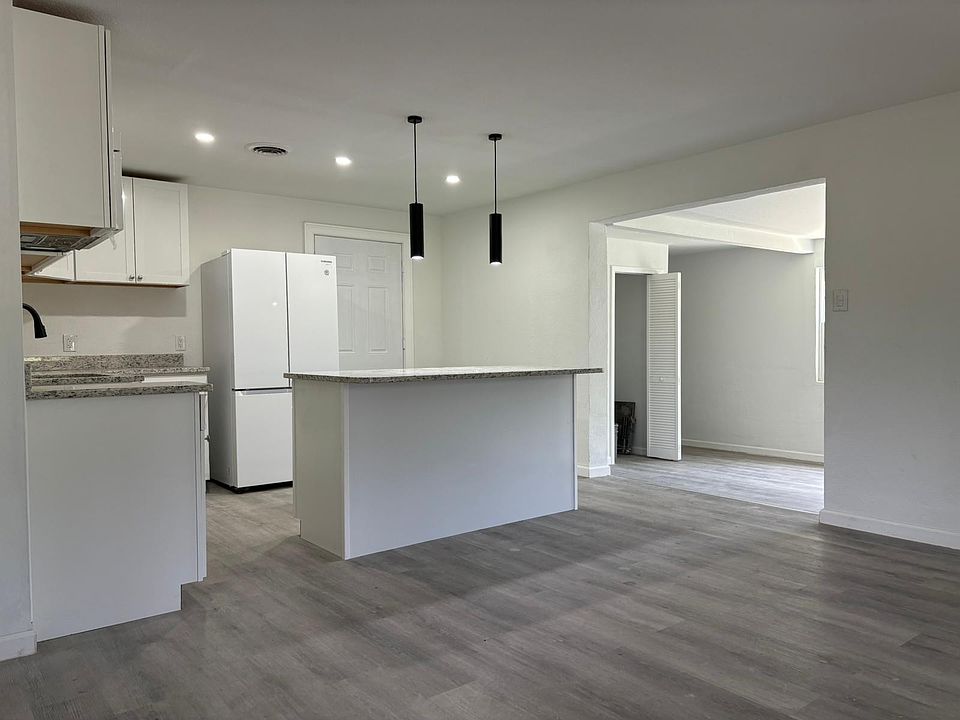 1st image of 2413 Myrtle Ave