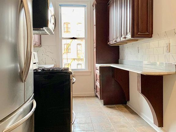 4th image of 23 Hausman St #2