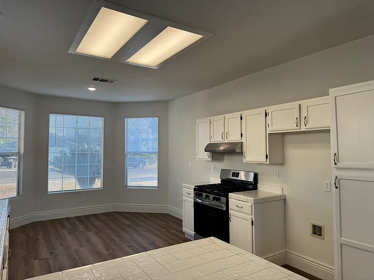 2222 W Vine Ave — Photo 12