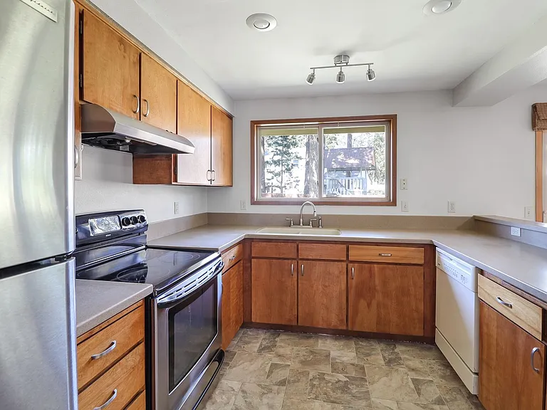368 NW Columbia Dr — Photo 4