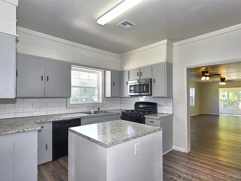 535 E Oak St — Photo 14