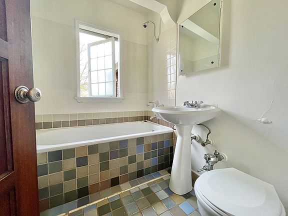 4th image of 1005 E Roy St #2