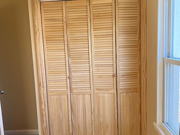 One bedroom with closet