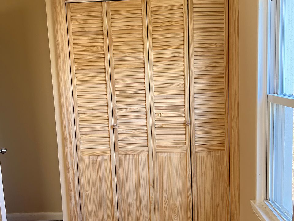 One bedroom with closet
