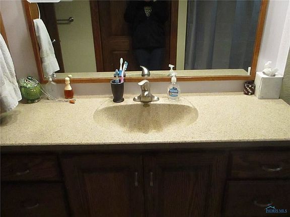 5th image of 225 Riverdale Dr