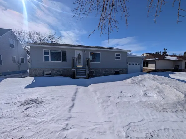 203 12th St W, Bottineau, ND 58318
