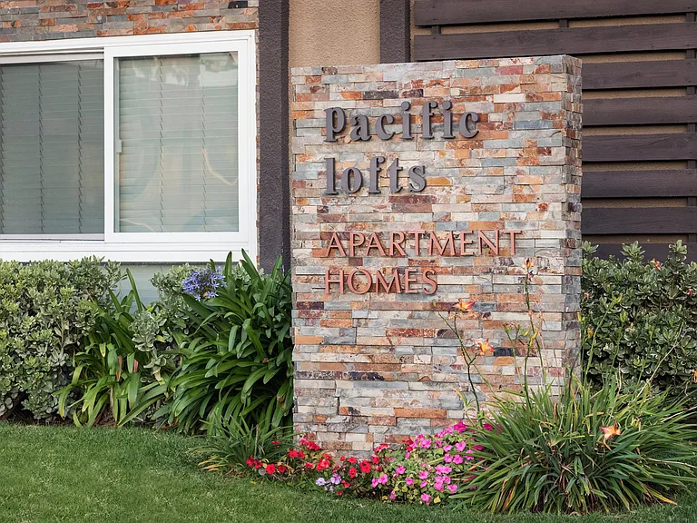 Elan Pacific Lofts — Photo 1