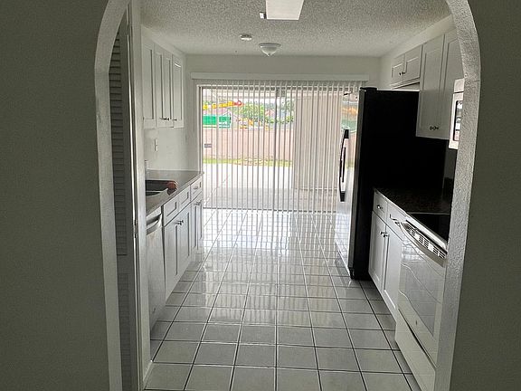 3rd image of 3276 Laurel Dale Dr