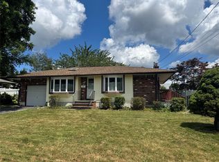 18 Sugarwood Ln, Commack, NY 11725