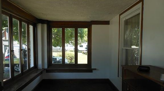4th image of 1062 Fairfield Ave