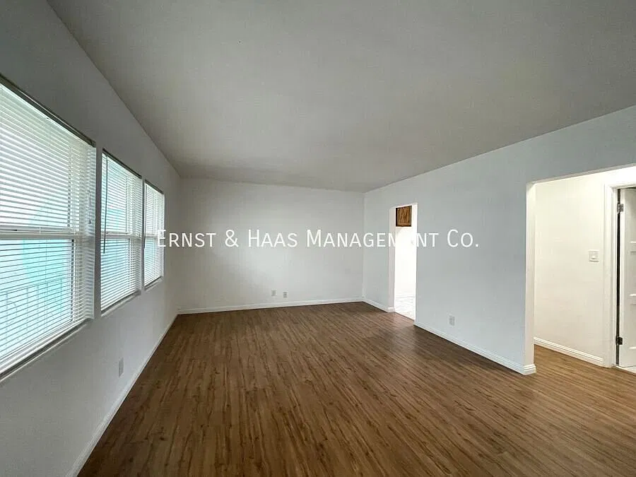Lovely Beachside 1-Bedroom Apartment in a Classic Art Deco Building! — Photo 1