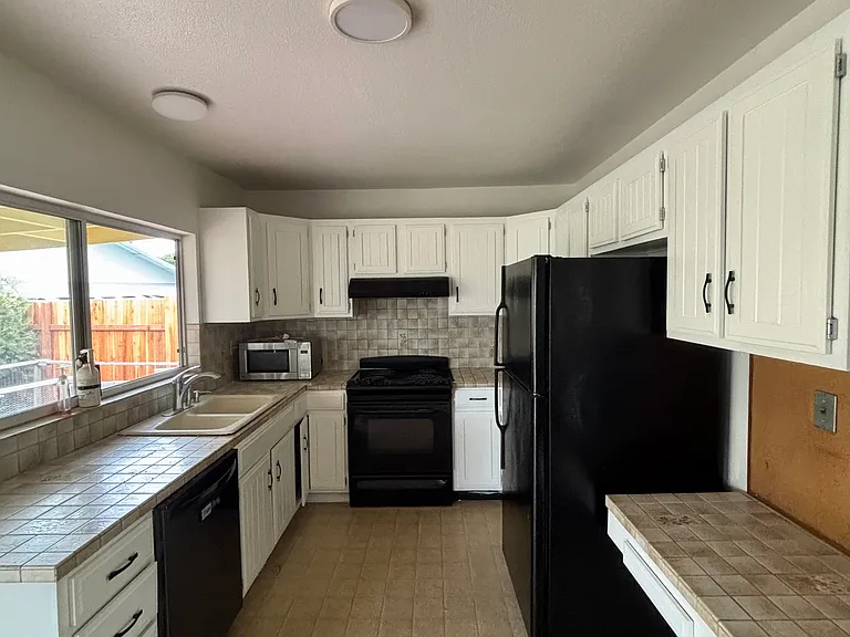 2400 Marty Ct — Photo 4