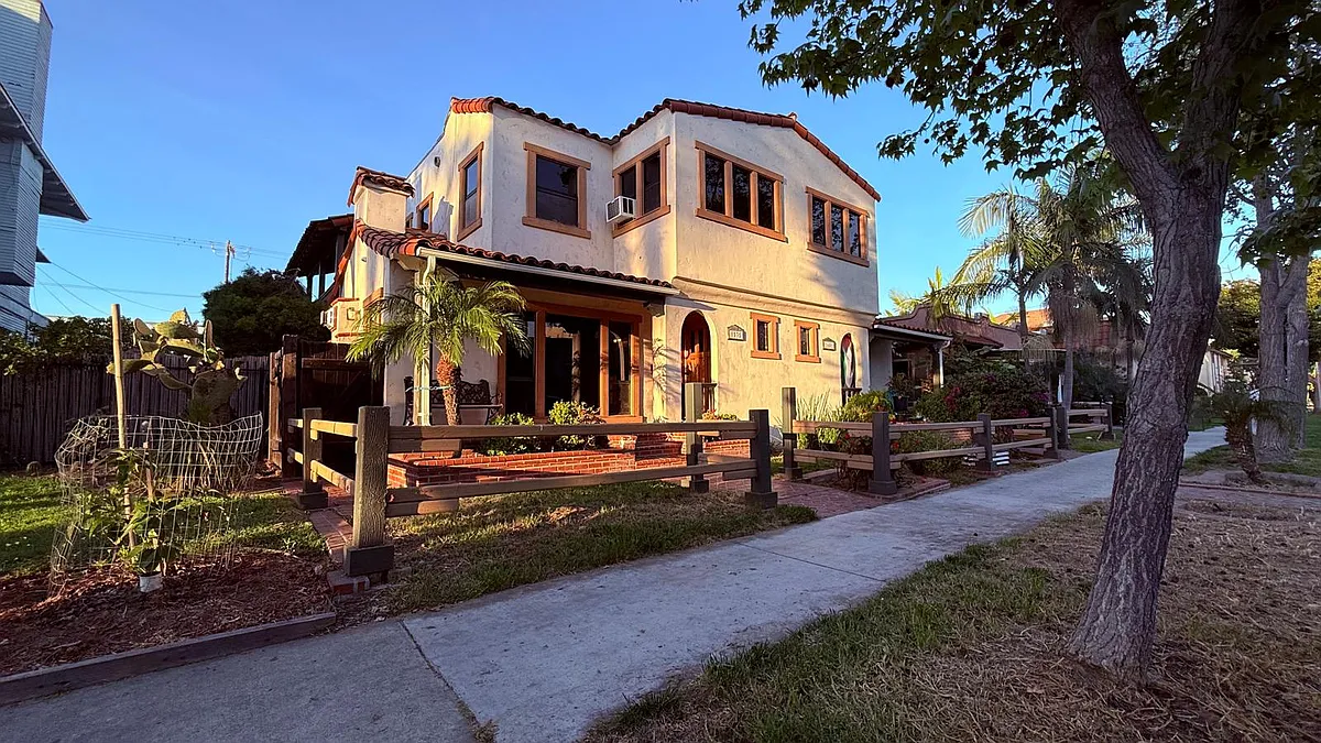 front of house - 1535 E 1st St #1535