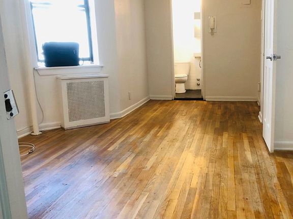 4th image of 1435 1st Ave #4R