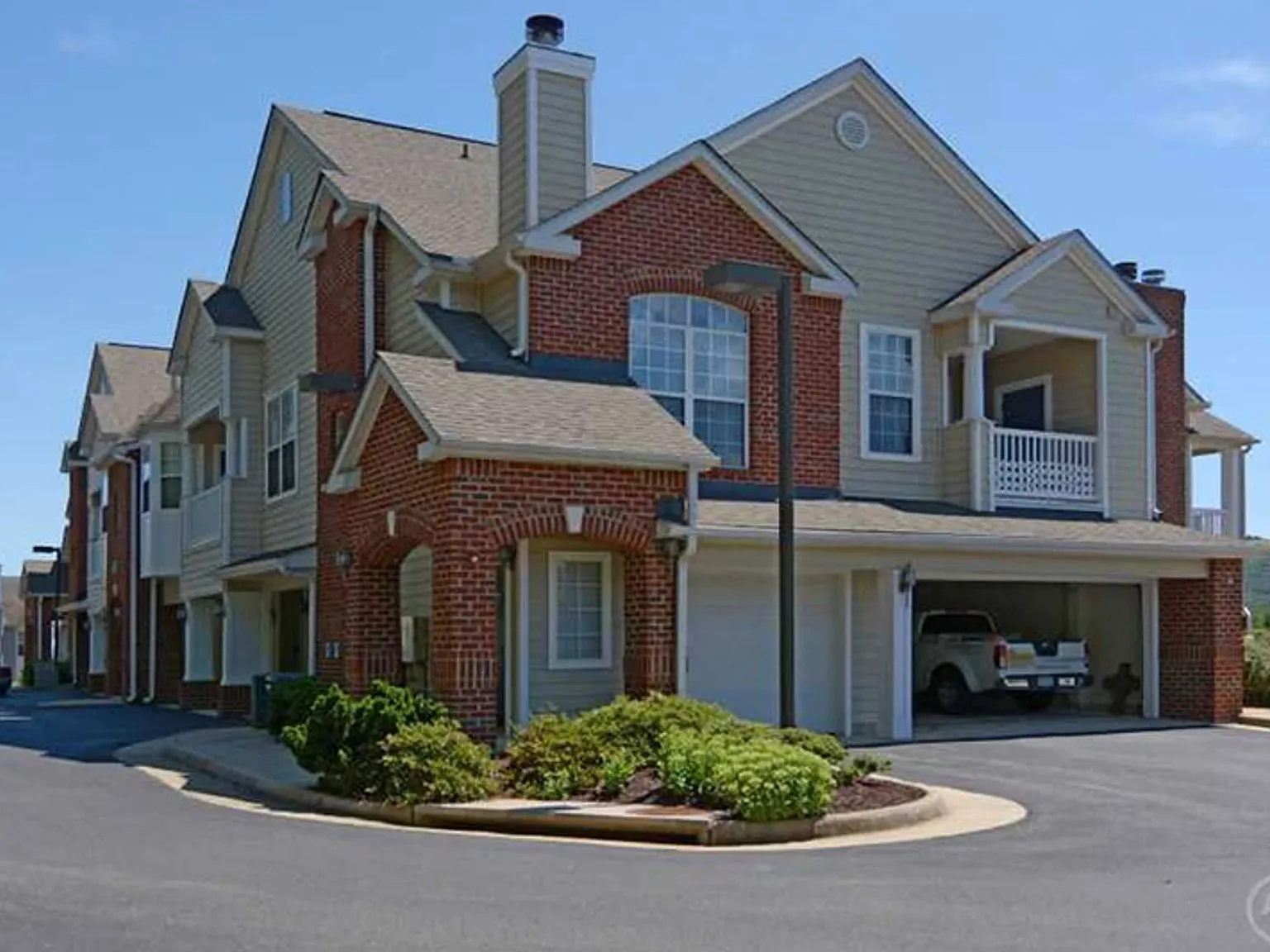 Carriage Hill Apartments — Photo 3