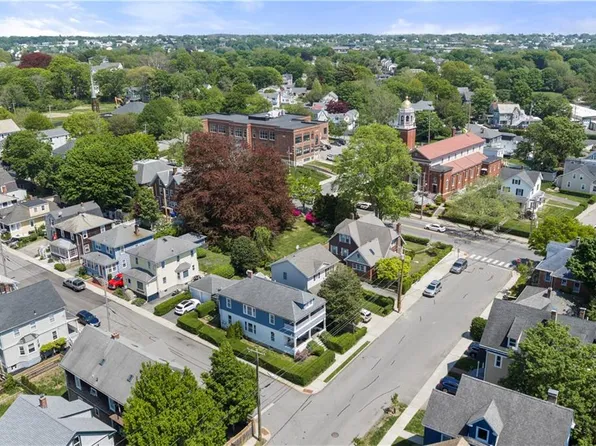 2 Bedlow Ave, Newport, RI 02840