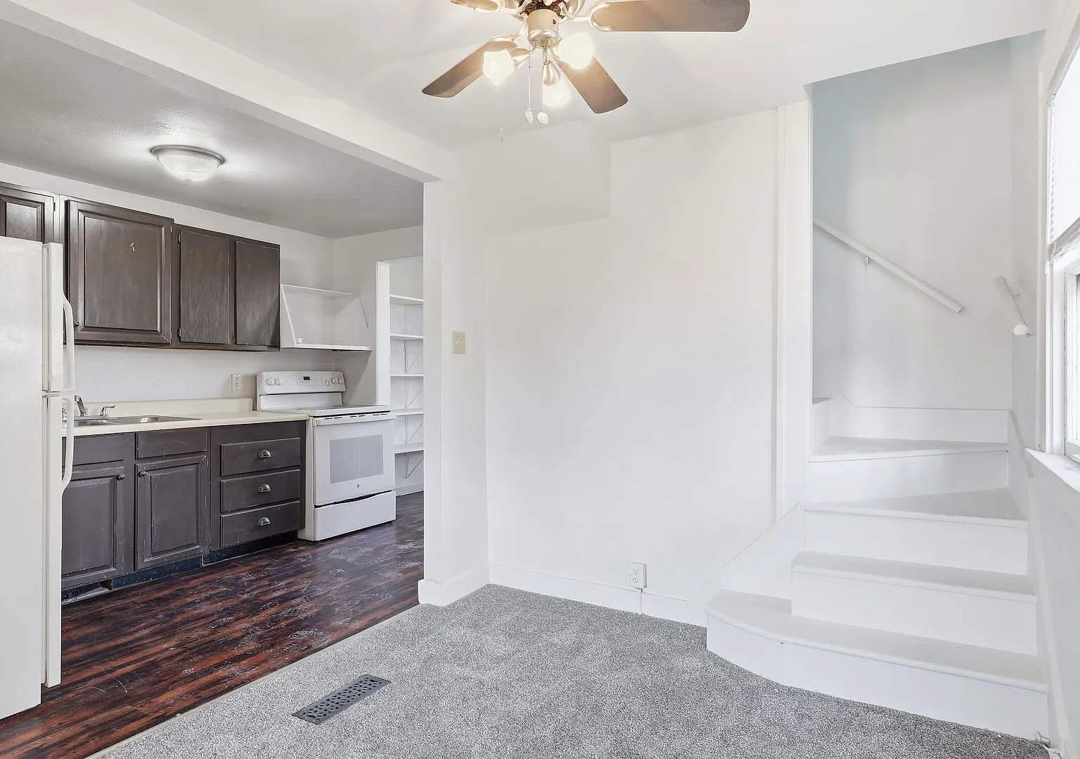 Cute, 3 Bedroom Centrally Located Bungalow — Photo 4