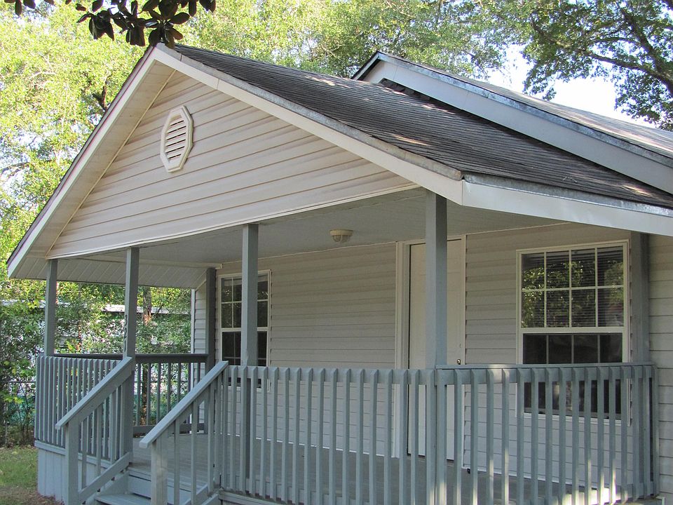 Front view from Chestnut Ave