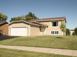 1530 Meadow Ln, Chaska, MN 55318