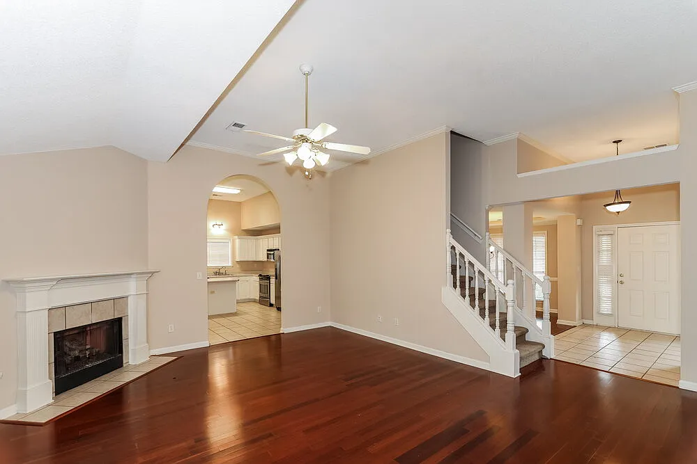 4 bed, 3.0 bath, 2466 sqft, $2,410 — Photo 2